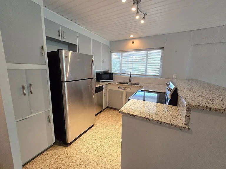 6346 Beechwood Ave — Photo 4