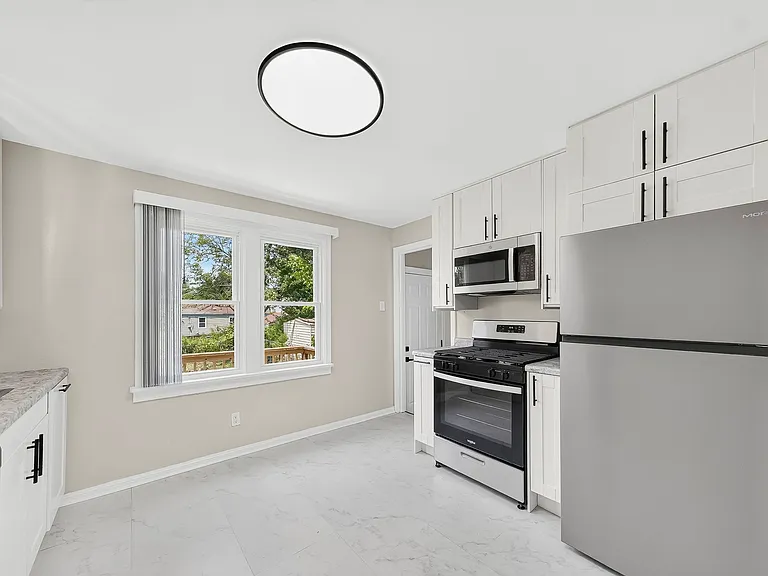 437 Warfield Ave — Photo 12