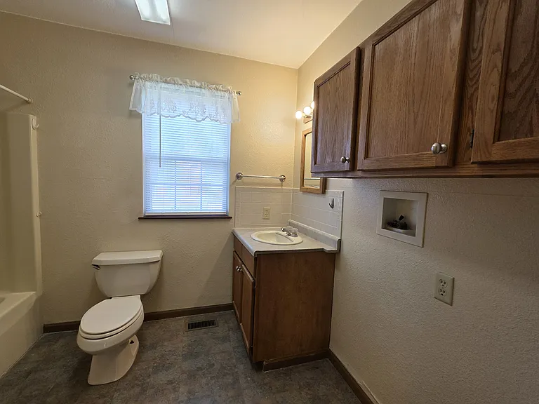 323 S East St — Photo 12