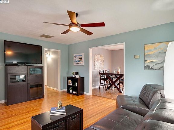 5th image of 7674 Jasmine Ct