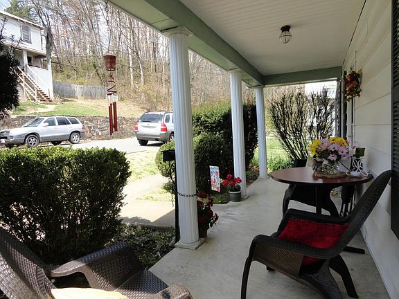 5th image of 824 Brussels Ave