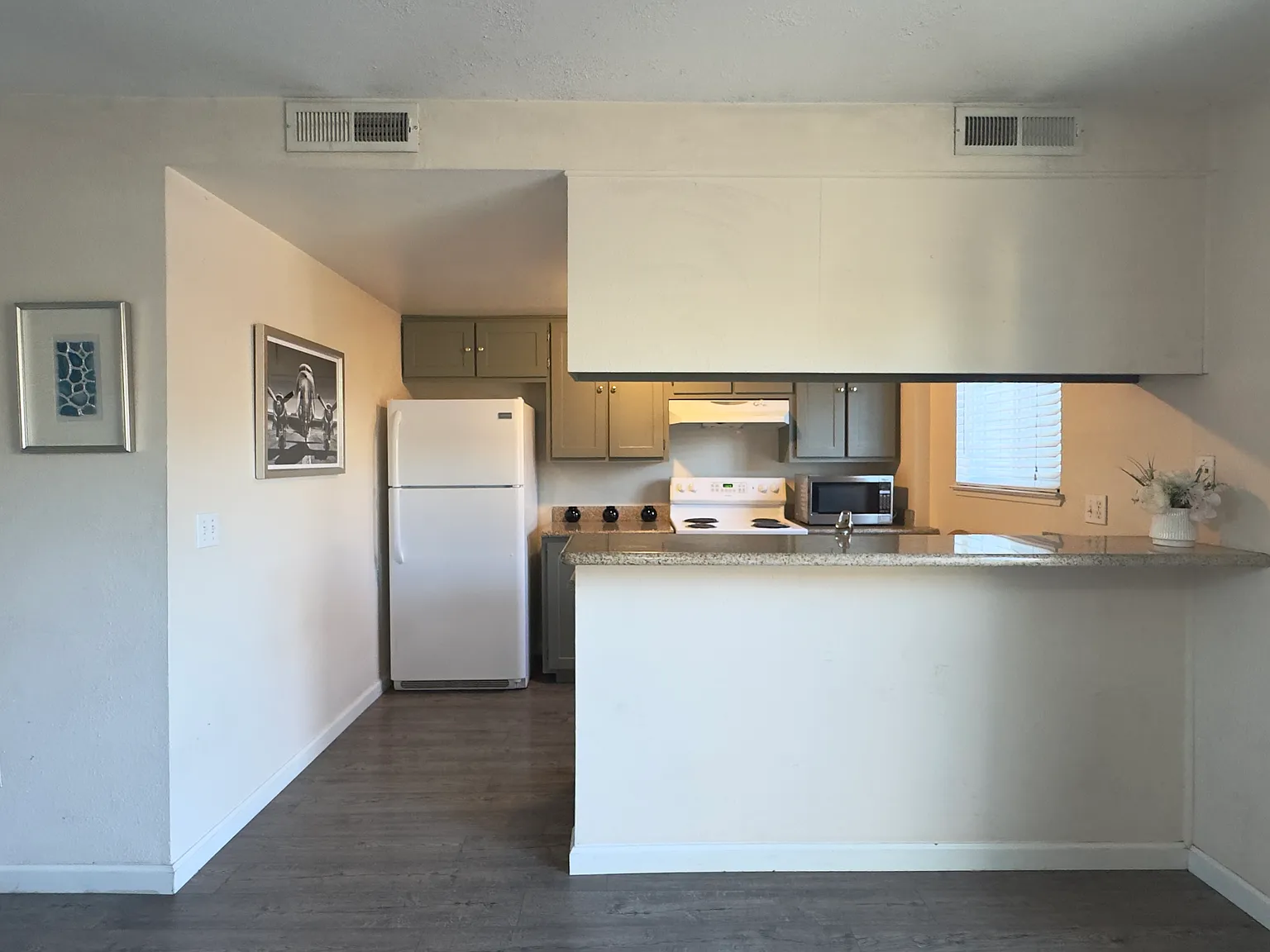 2 bed, 1.5 bath, 1008 sqft, $1,900 — Photo 4