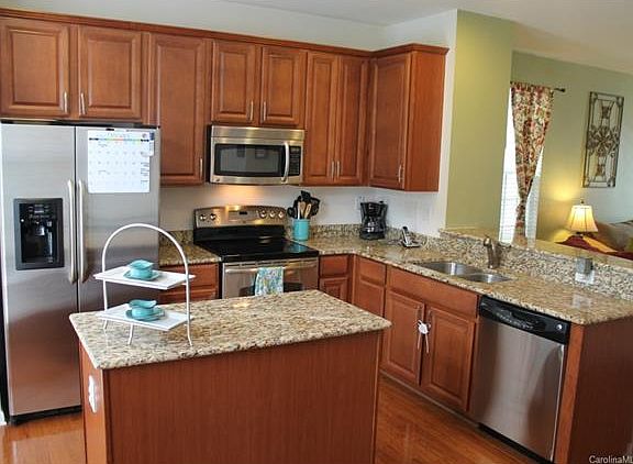 Downstairs Kitchen (2)