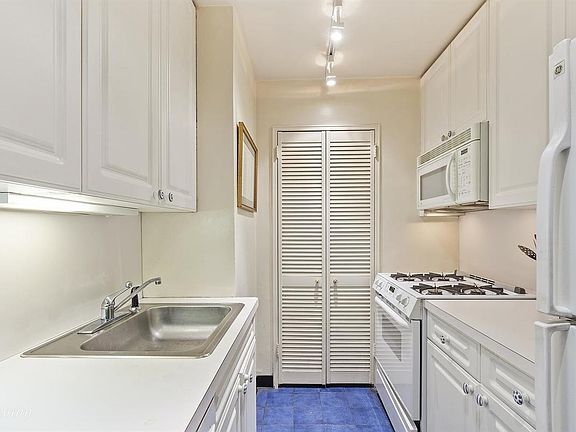 3rd image of 520 E 76th St APT 2E