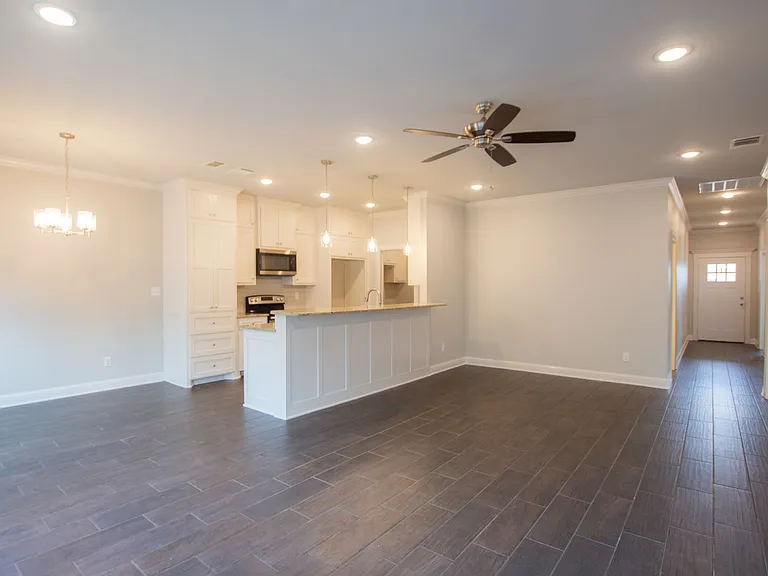 822 Lindsey Ln — Photo 4