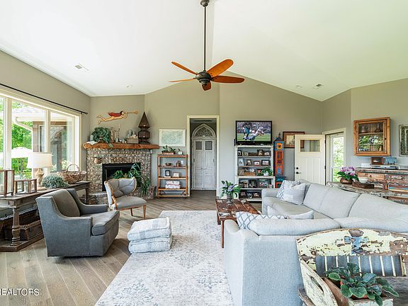 3rd image of 989 Falcon Crest Dr