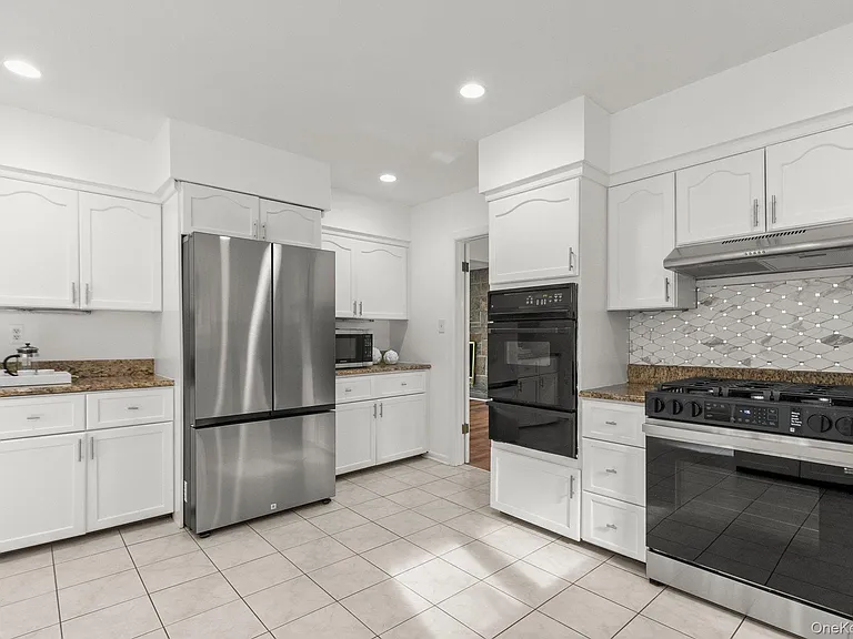 1341 Pelhamdale Ave — Photo 10