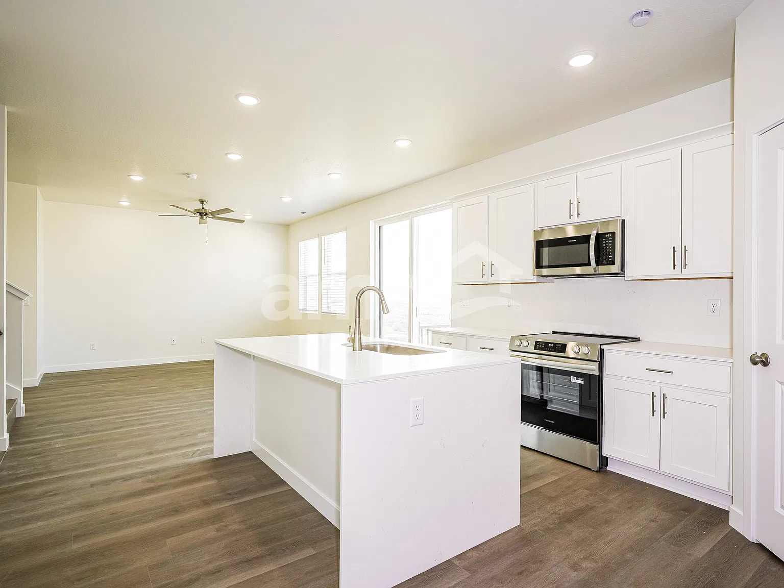 6 bed, 3.5 bath, 2606 sqft, $2,760 — Photo 4