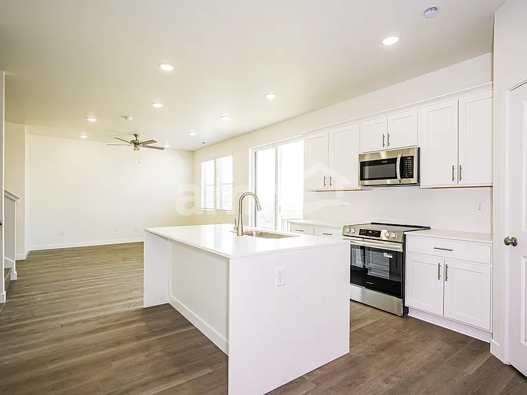 1432 W Mahogany St — Photo 4