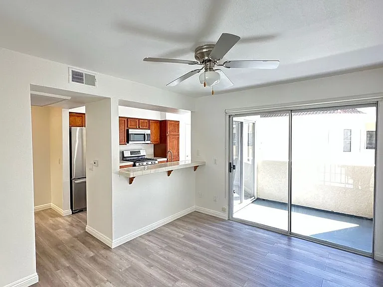 5455 Sylmar Ave #402 — Photo 6