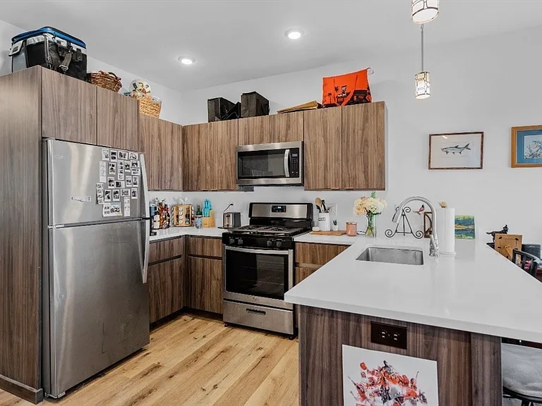 211 W 9th St #3 — Photo 1