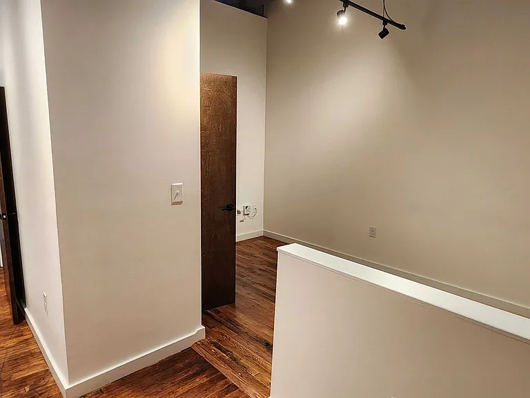 351 Campbell Ave SW — Photo 9