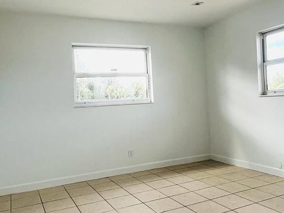 4th image of 608 SW 16th Ave #2
