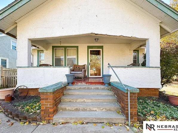 5725 Mayberry St, Omaha, NE 68106