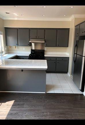 Kitchen w/ fridge, stove/oven/range, dishwasher