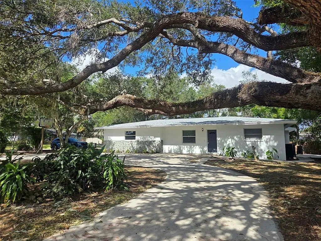 4 bed, 2.0 bath, 1654 sqft, $2,499 — Photo 2