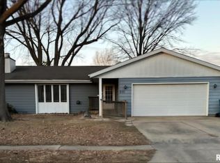 221 Quarterstaff Rd, Springfield, IL 62704