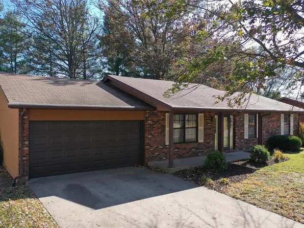 34 Village Dr, Swansea, IL 62226