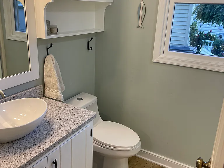 2110 Midlake Dr — Photo 11