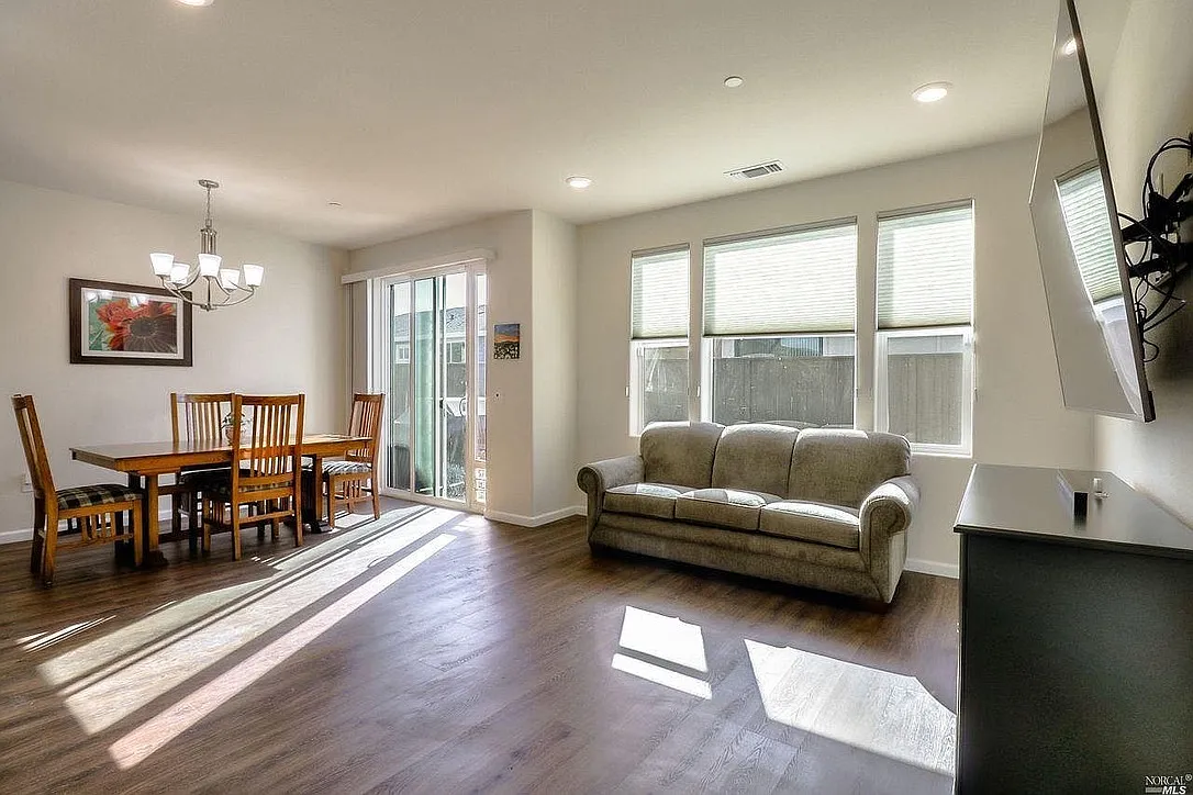 3 bed, 1368 sqft, $3,600 — Photo 2
