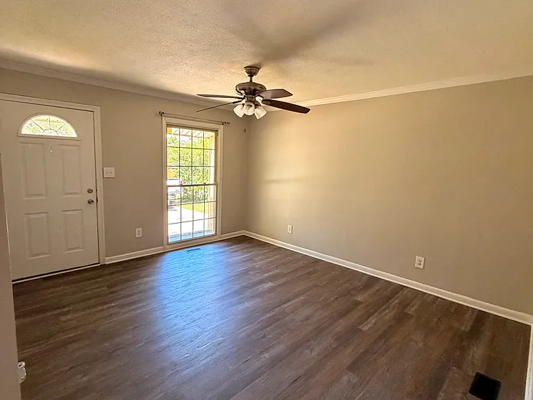 330 Allen Dr — Photo 2
