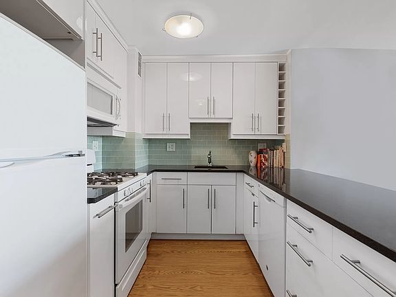 2nd image of 5900 Arlington Ave APT 9-P