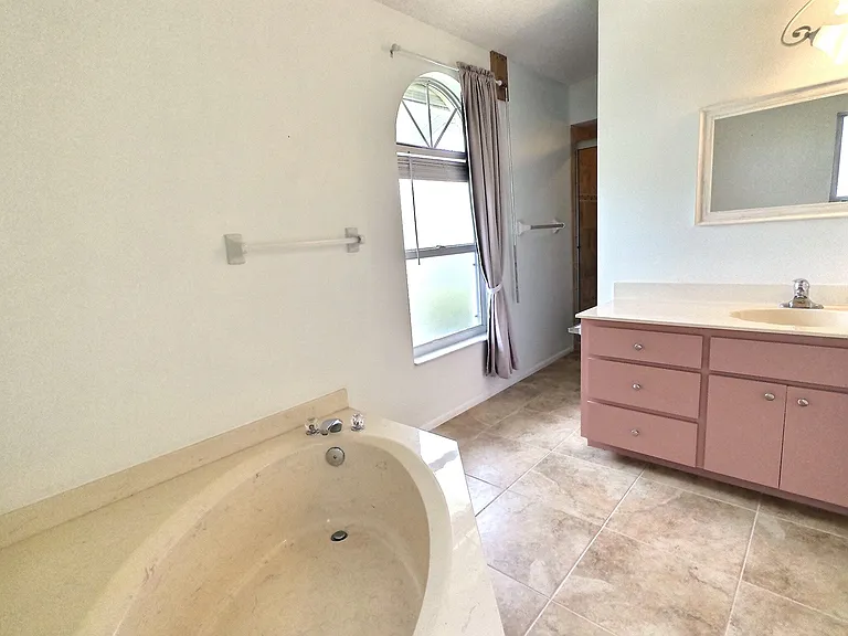 Spacious bath with soaking tub