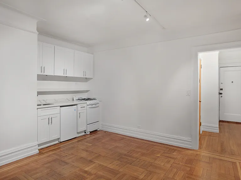 111 W 16th St #1K — Photo 4