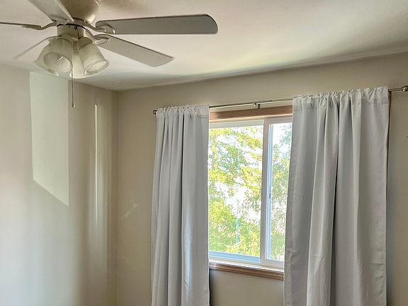 Master bedroom (Mt. Baker view)