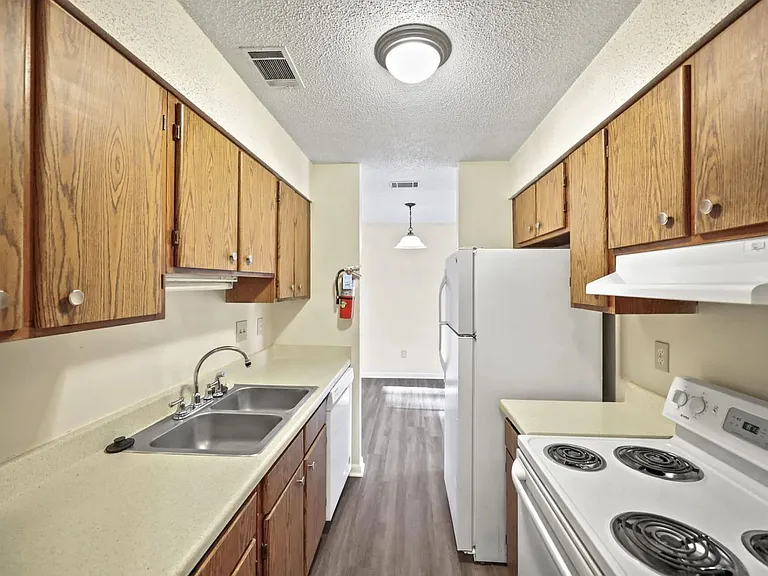Country Creek Apartments — Photo 36