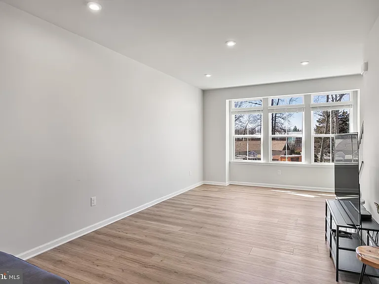 24 Sidney Ln — Photo 9