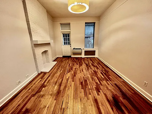 Rented by Salon Realty Corp | media 6