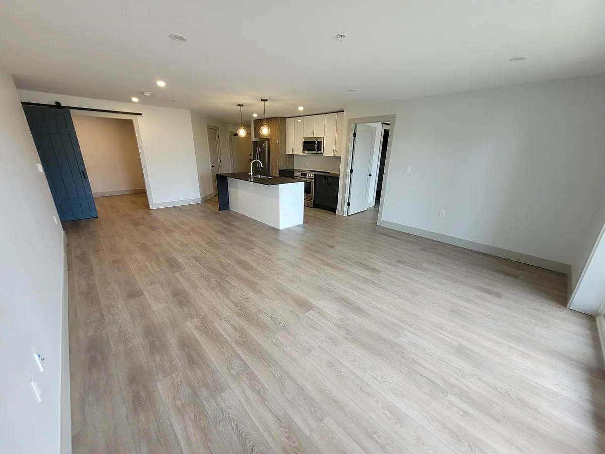 Building Photo - 48 Farringdon Way #407