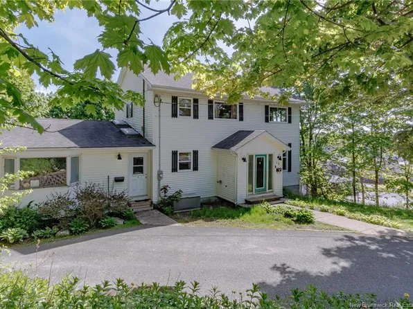 15 Obrien St, Saint John, NB E2M 5S2