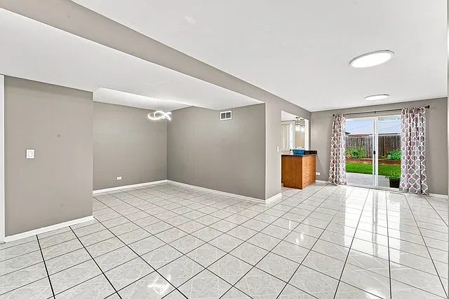 4 bed, 2.5 bath, 2040 sqft, $2,800 — Photo 2