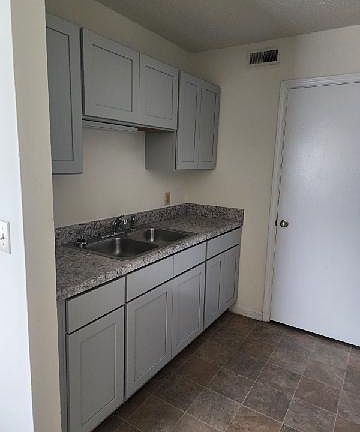 2nd image of 1302 E 10th St #Ad9dd5da4
