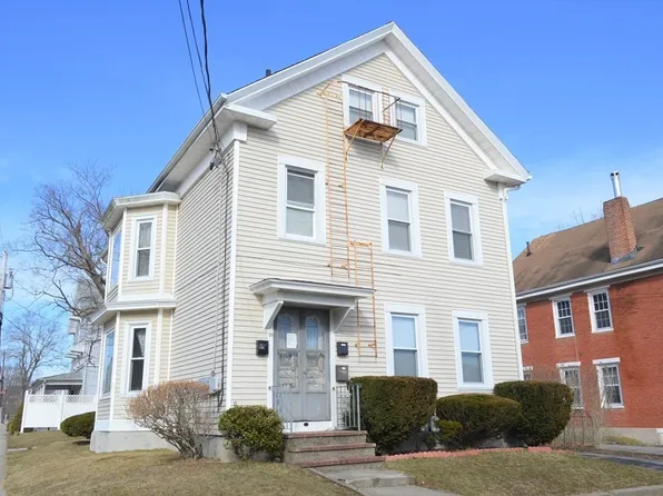 88 School St, Somerset, MA 02726