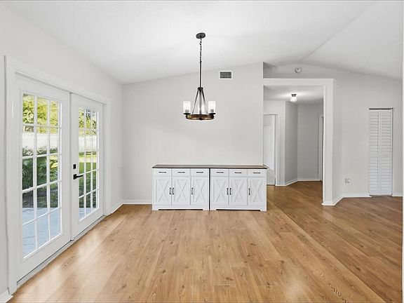 4th image of 2727 BANYAN DRIVE