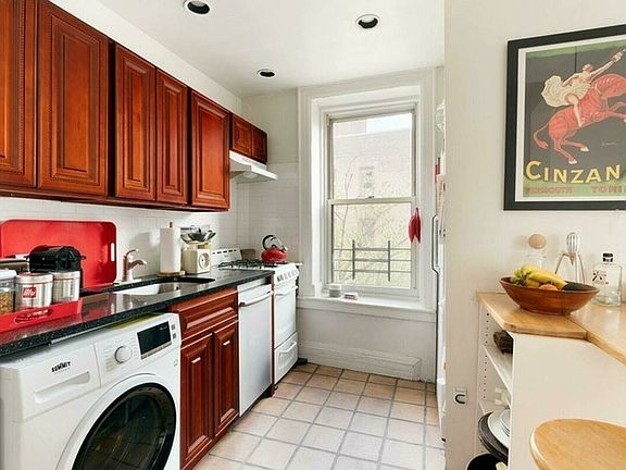 3rd image of 2 Jane St APT 5C