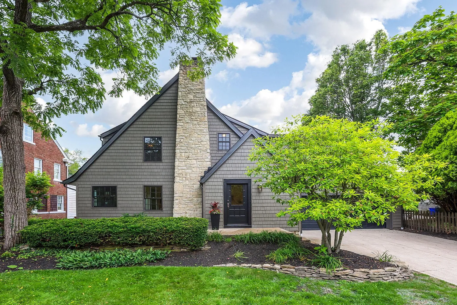2015 Arlington Ave photo 1