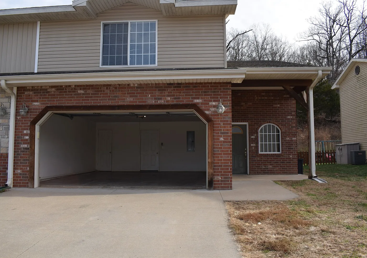 Spacious 3 Bedroom , 2 Bathroom Duplex with a 2 Car Garage — Photo 2