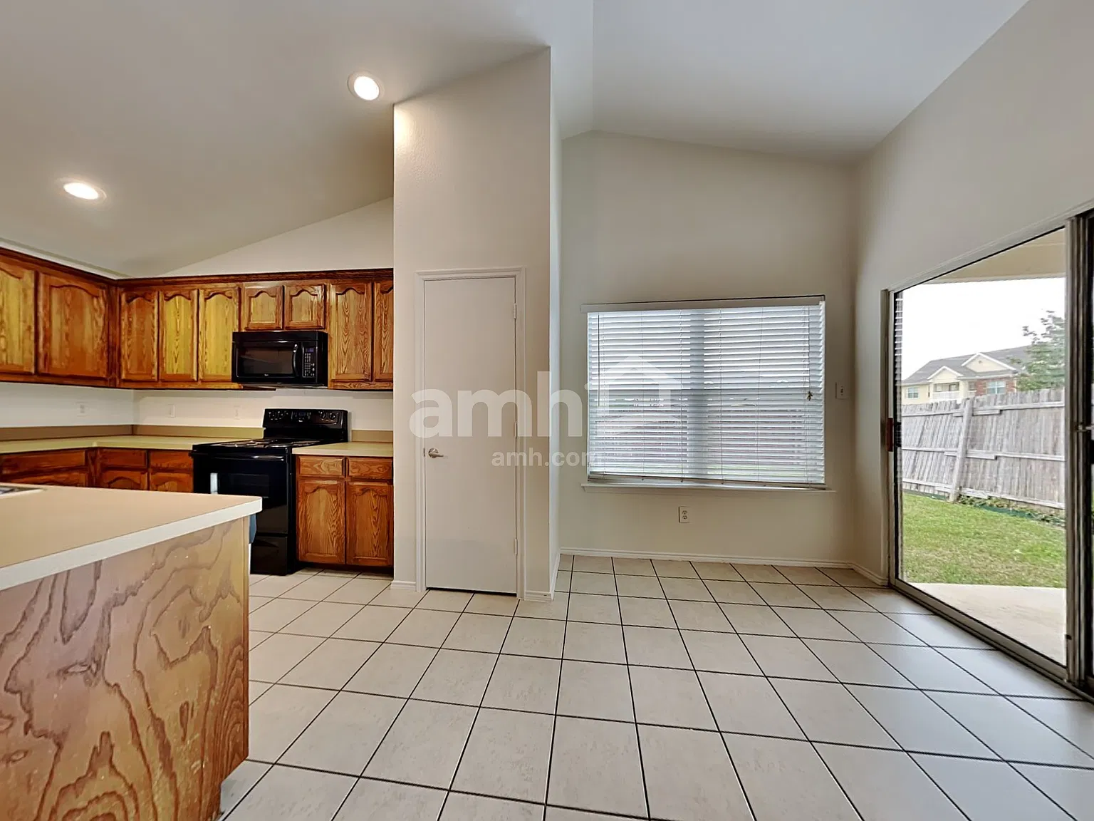 3 bed, 2.0 bath, 1391 sqft, $2,055 — Photo 4