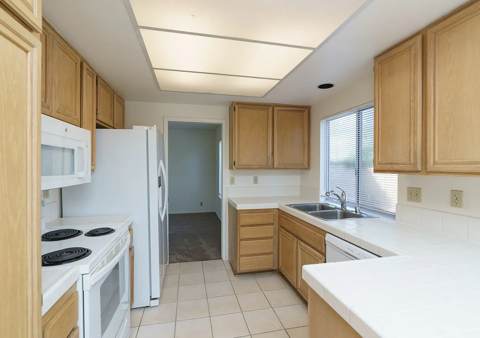 4 Bedroom Home in the Summer Creek Community of West Escondido — Photo 3