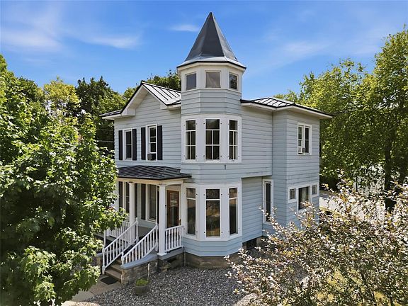 3rd image of 718 Bay Street