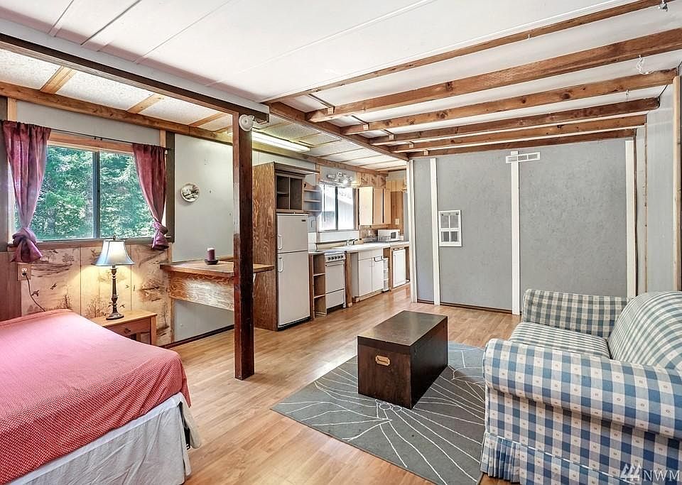 Studio living area/Kitchen