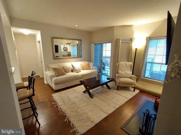 3904 Penderview Dr APT 706, Fairfax, VA 22033