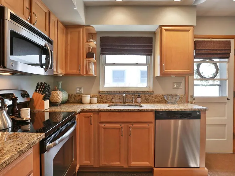 556 E Beechwold Blvd — Photo 3