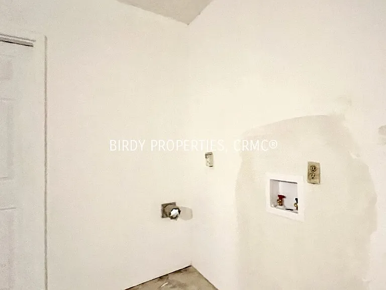 8211 Creekline Dr — Photo 27