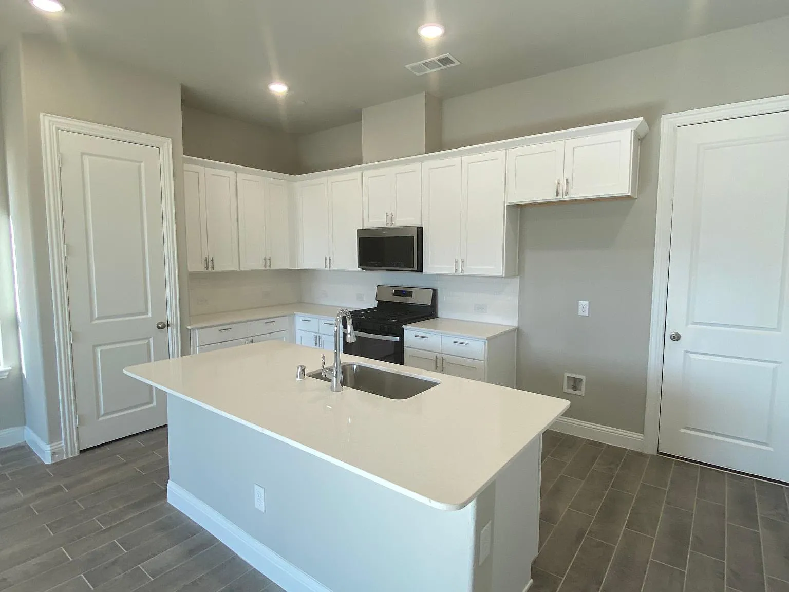 3 bed, 3.5 bath, 1940 sqft, $3,000 — Photo 2