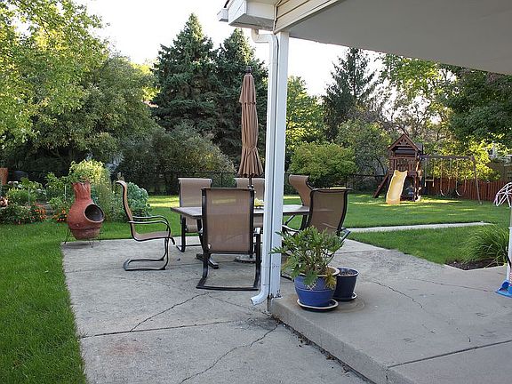 2nd image of 220 N Whispering Hills Dr